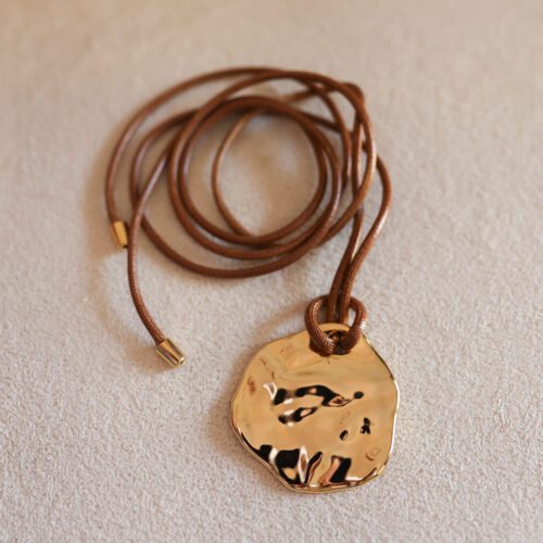 Colar corda com pingente martelado
