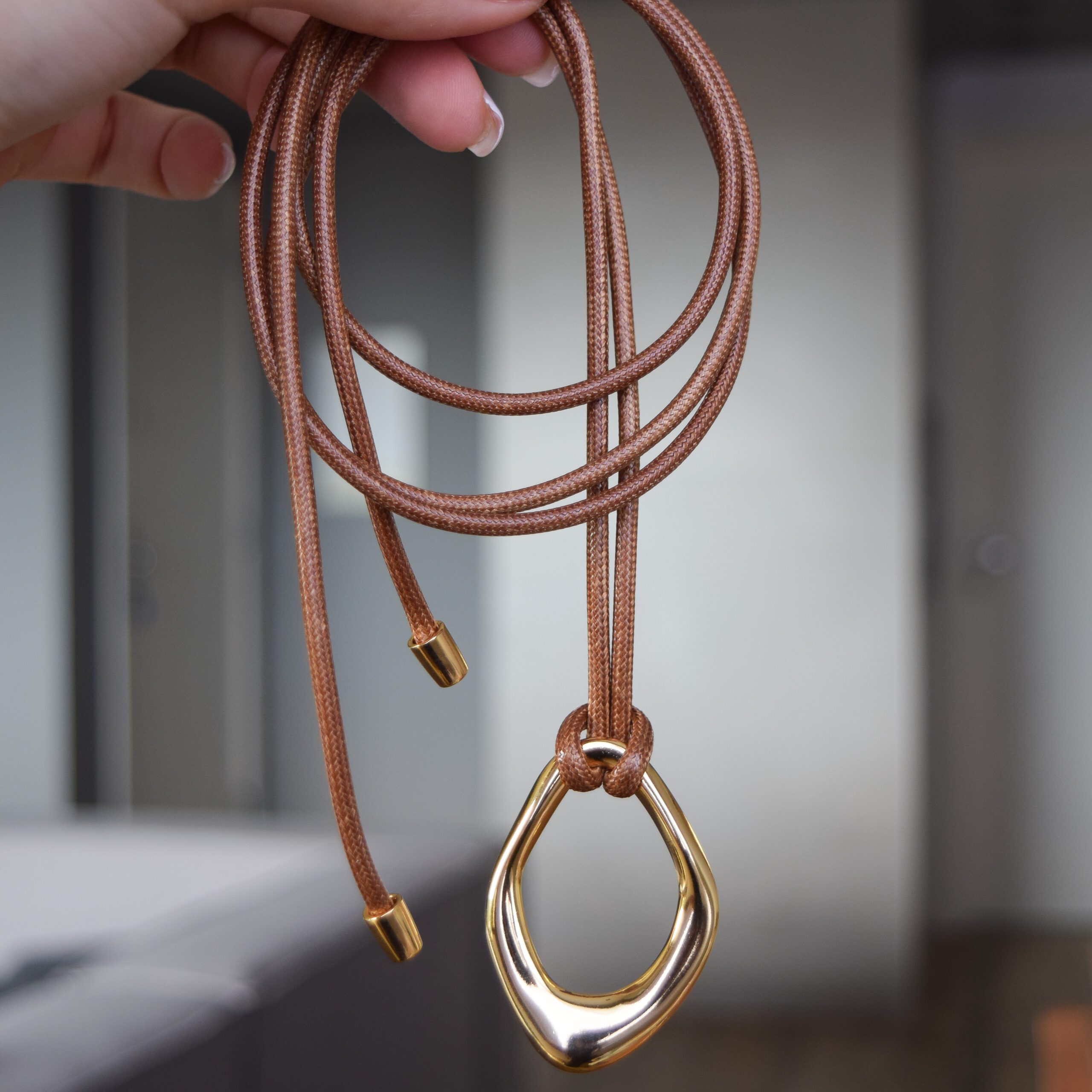 Cordão com pingente orgânico